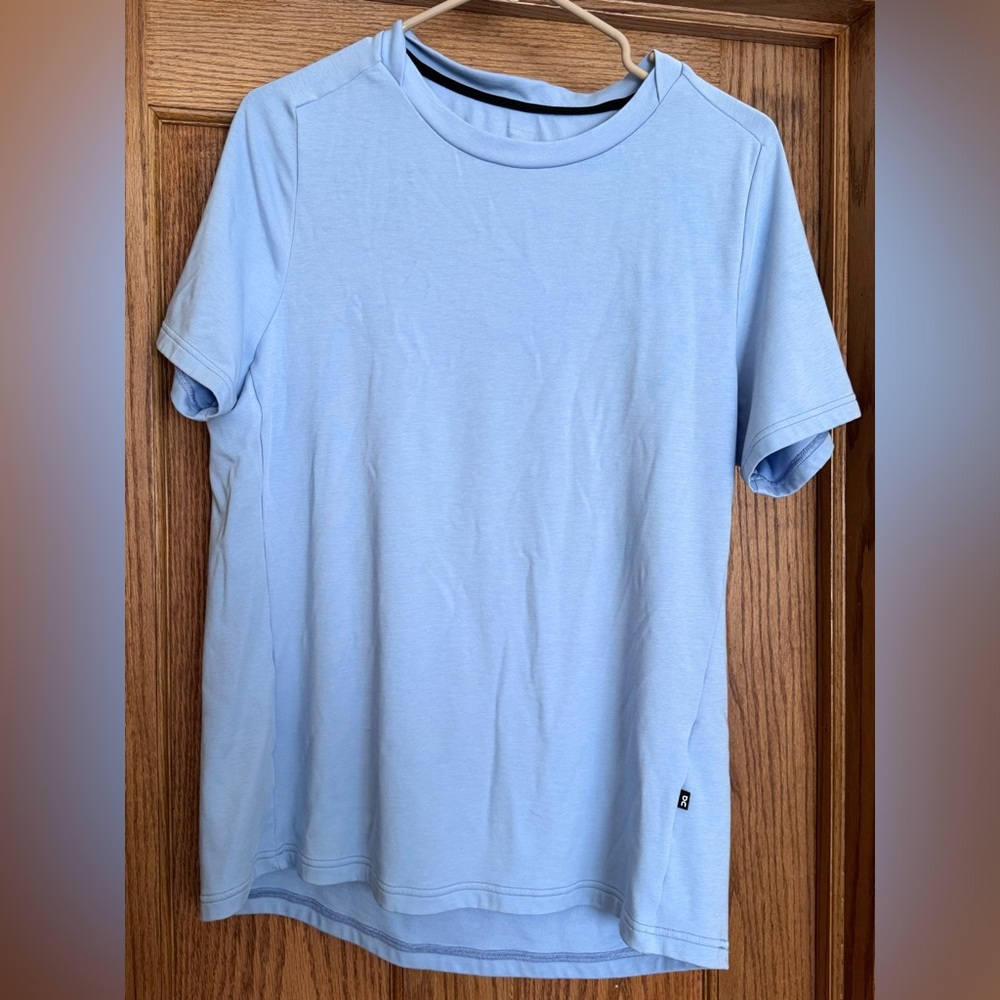 On Cloud Running women’s Focus T-shirt, size L, powder blue, NWOT